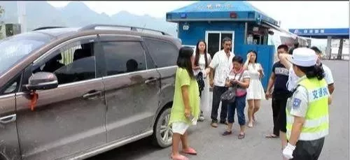 四个大人两个小孩算超载吗？超载一个小孩怎么处罚