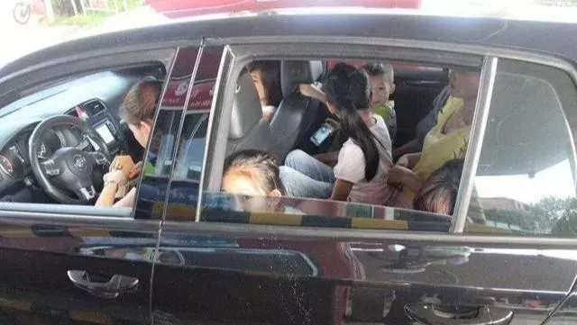 四个大人两个小孩算超载吗？超载一个小孩怎么处罚