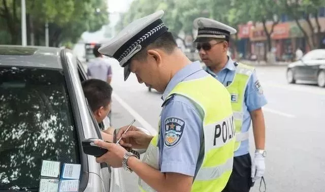 四个大人两个小孩算超载吗？超载一个小孩怎么处罚