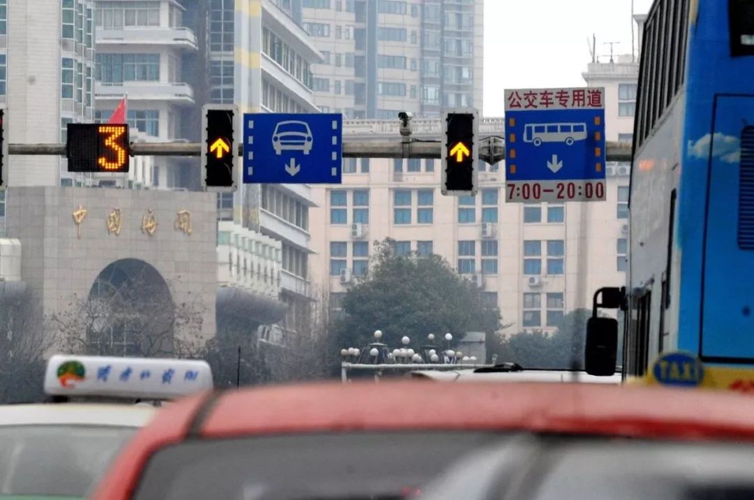 黄灯最后一秒过线，继续走算不算闯红灯？交警：再说最后一遍