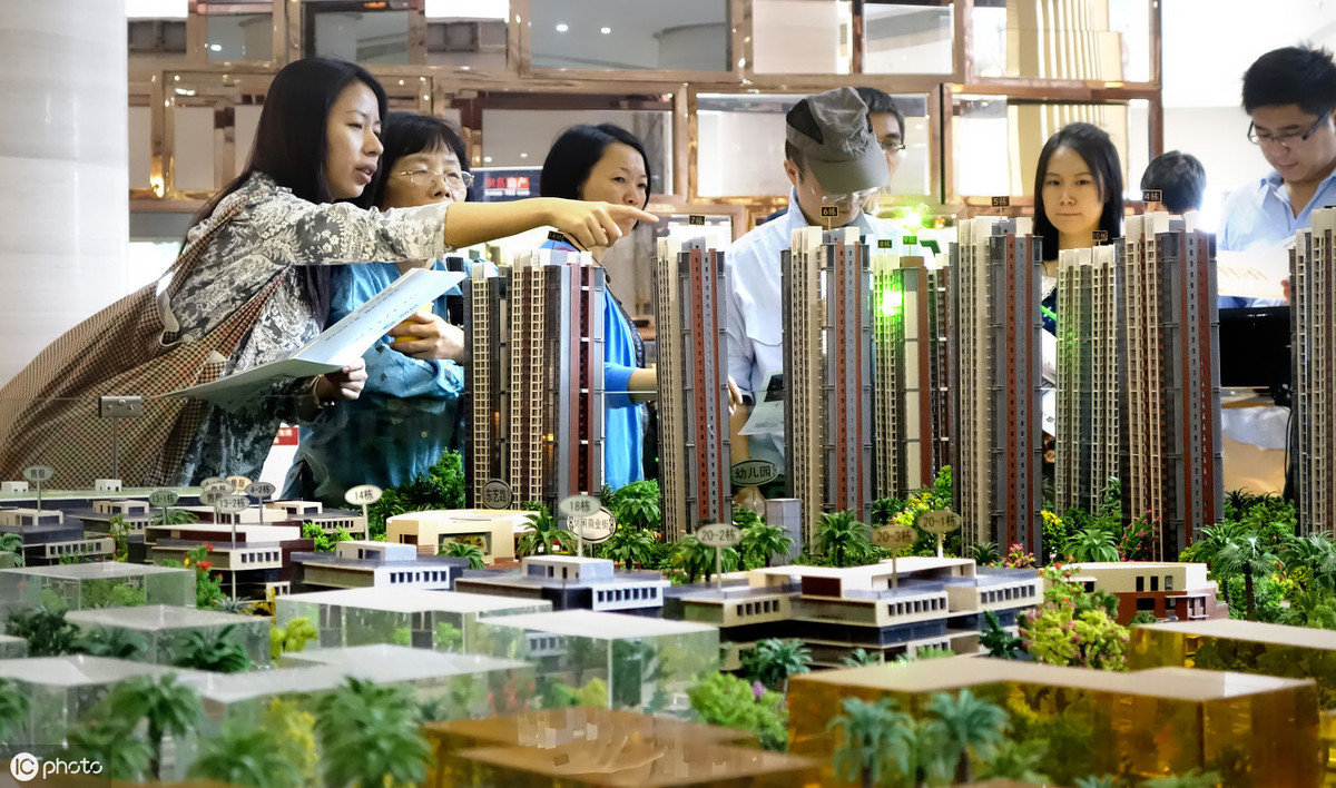 买房限购持续10年了，捆住炒房客的手脚，是时候放开了吗？