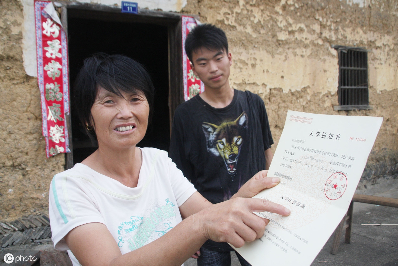 大学生贫困补助申请书范文