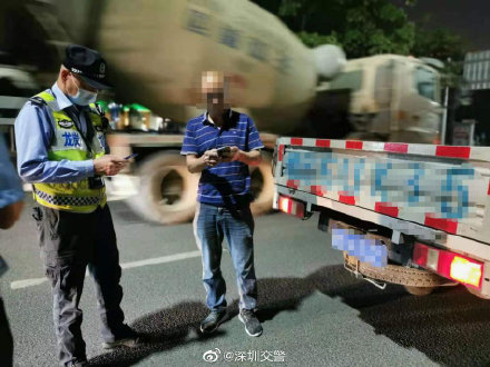 开车抽烟，不可以