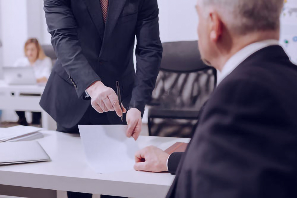 不同意变更合同就待岗，员工能要求经济补偿吗？