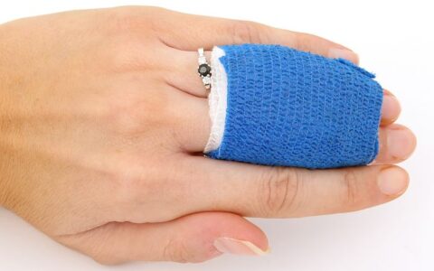 轻伤害量刑标准判几年赔钱吗及轻微伤的量刑标准赔偿标准