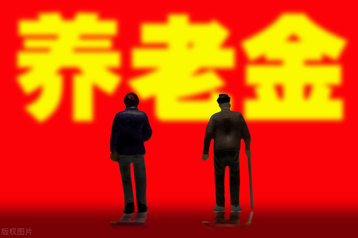 上海76年参加工作，个人账户22万，今年退休养老金大概有多少钱？