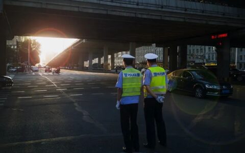袭警罪的构成要件及袭警轻微伤判刑判法