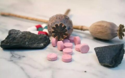 长期吸毒一般判多少少年及2025年吸毒记录新规定