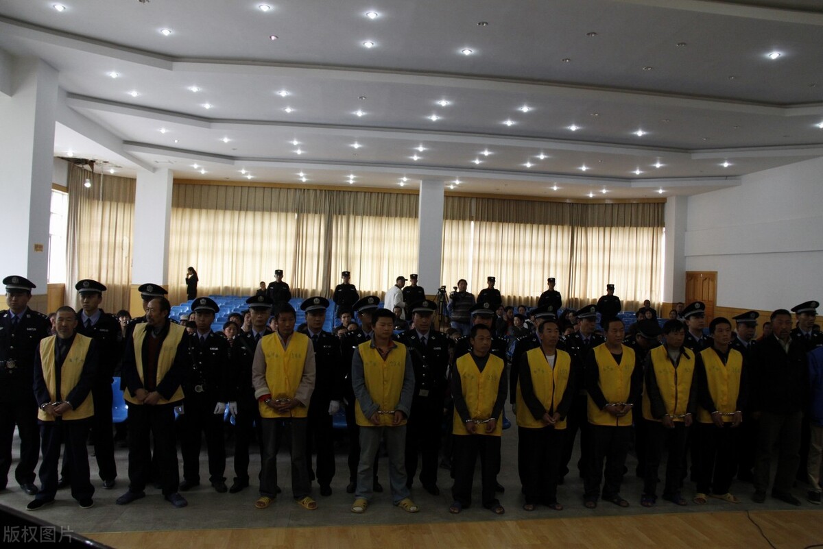 聚众扰乱闹事，扰乱社会秩序，会受到怎样的处罚？