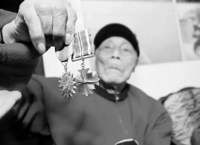 一等功臣被儿子儿媳刁难，真实身份曝光后，国家补贴30万