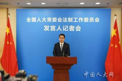 妇女权益保障法修订草案增加规定：明确不得因婚、孕、产等情形限制女职工晋职晋级