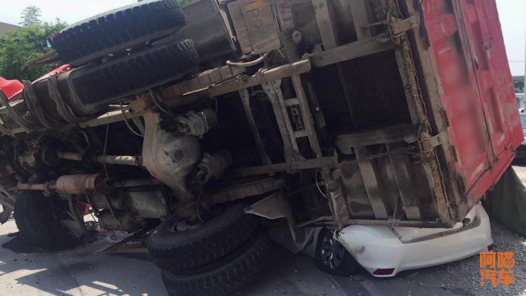 开车撞死人会坐牢吗？保险赔了自己还需要赔吗？喵哥给你说明白了