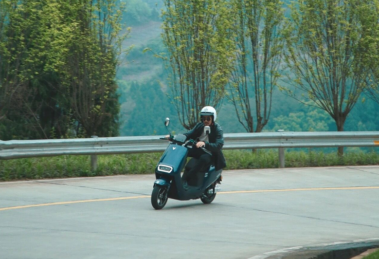 电动车除了限速、上牌，还要戴头盔、装脚蹬，灵魂一问：有必要吗