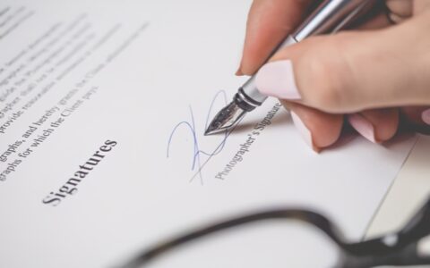 合同见证人的条件及有见证人的协议书范本