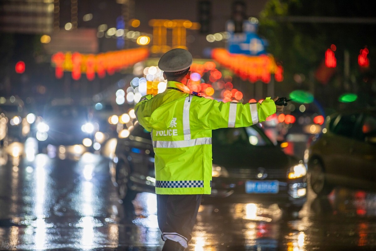 发生交通事故后，如何快速地处理交通事故？