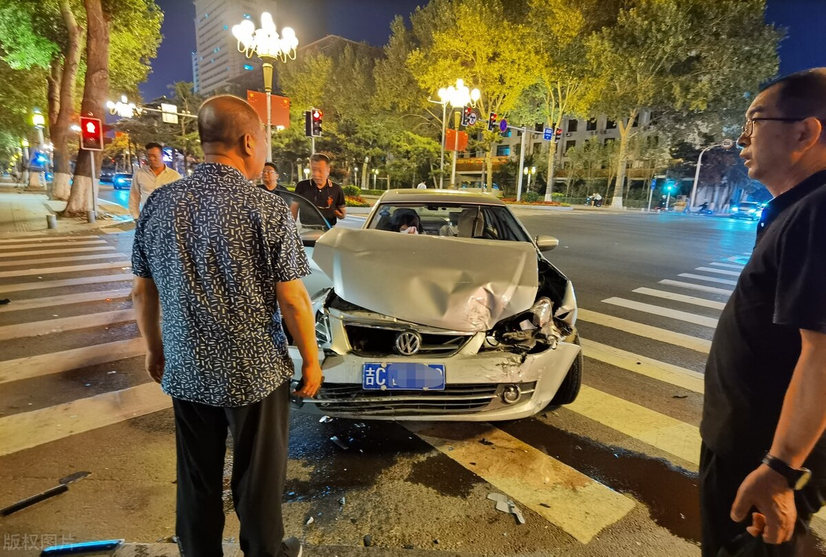 发生交通事故后，如何快速地处理交通事故？