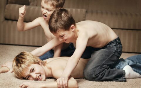 轻伤怎么判刑及轻微伤的量刑标准赔偿标准