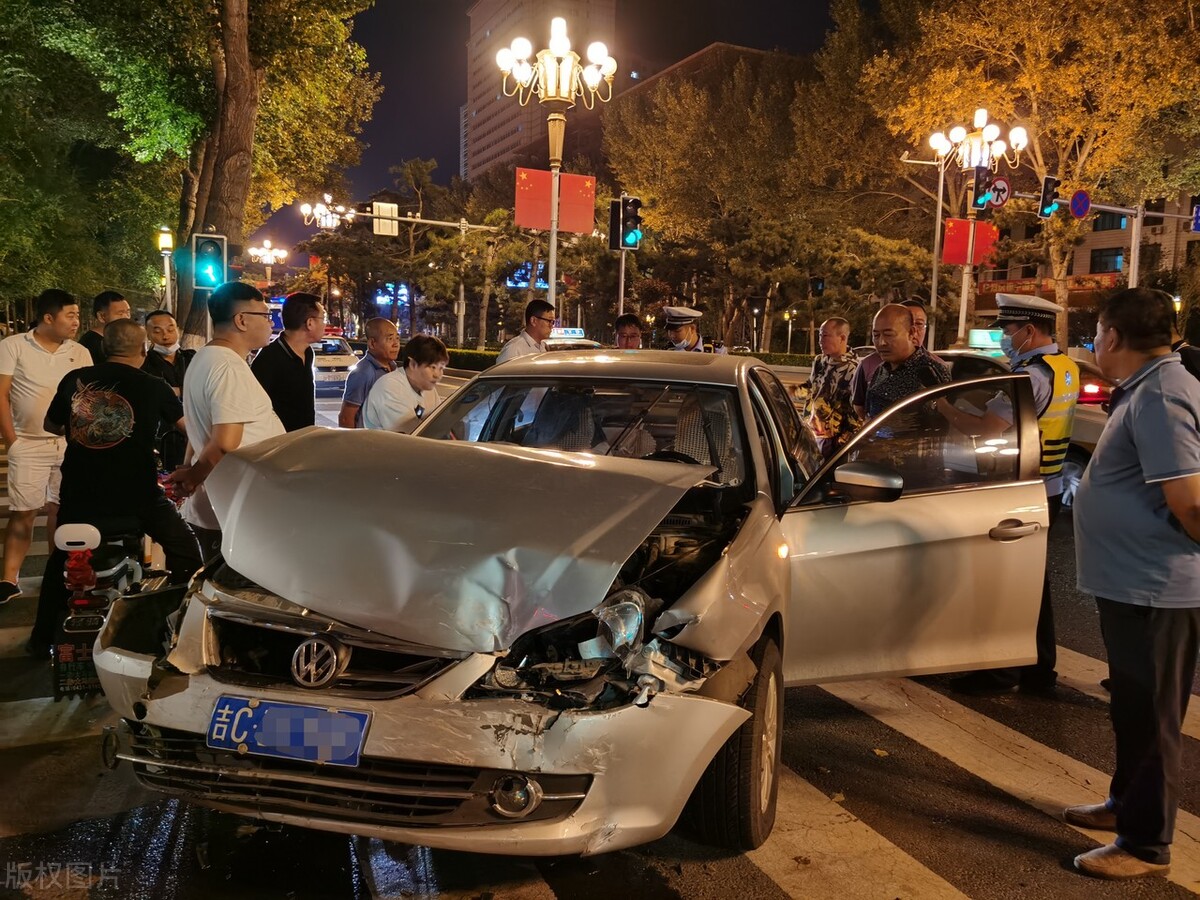 发生交通事故后，如何快速地处理交通事故？