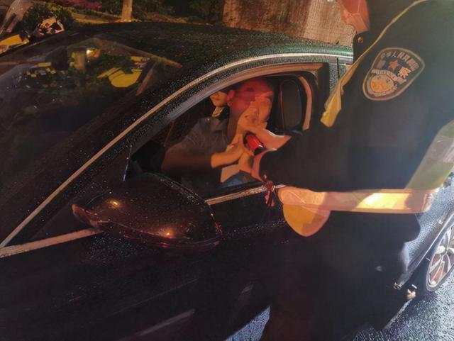 交警提醒：2022年起，酒后出现这几种行为，就算不开车也会扣12分