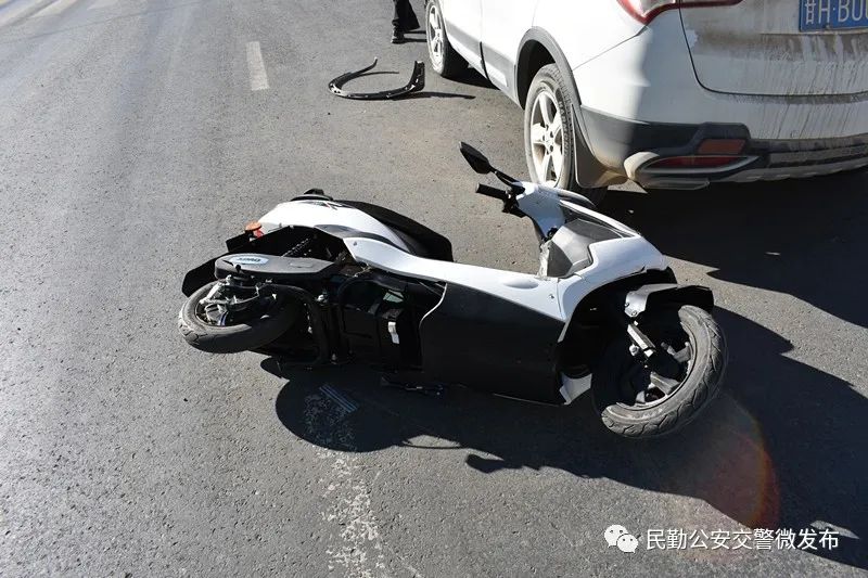 典型交通事故案例丨民勤：不规则十字路口，电动车驾驶人未带头盔且闯红灯导致发生交通事故使自己受伤