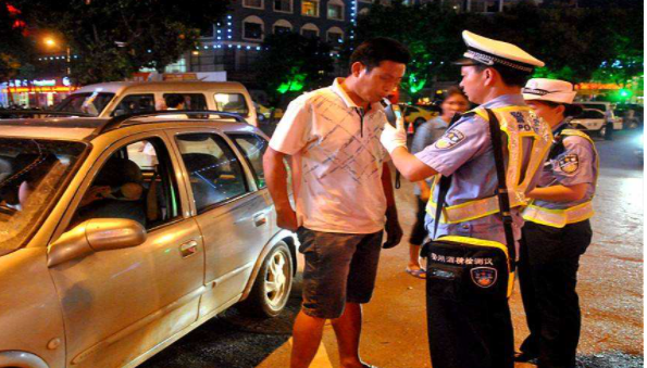 交警提醒：2022年起，酒后出现这几种行为，就算不开车也会扣12分