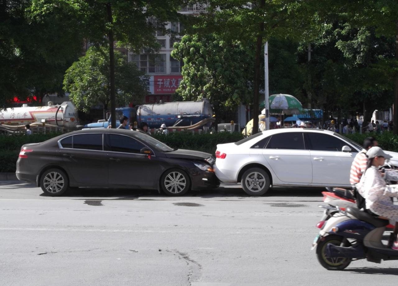 ​有3种“特殊追尾”，是属于前车责任的，老司机：记好不吃亏