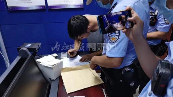 你“狂”噻！这辆摩托多次闯进内江高速公路挑衅警方，结局令人舒适