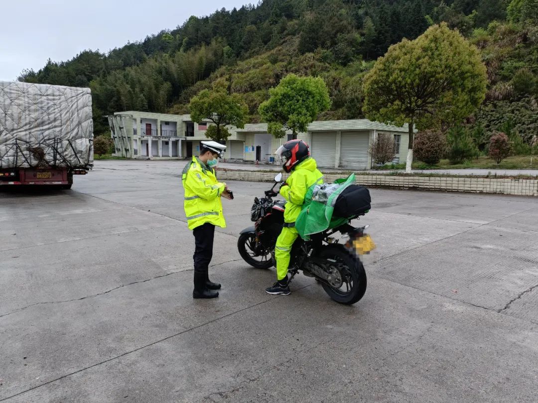 摩托车违反禁令标志上高速，危险