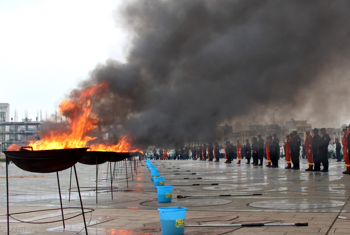 因为吸毒被行政拘留10日，法律依据是《治安管理处罚条例》吗？