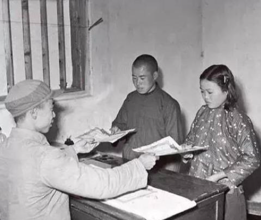 百年瞬间丨中央人民政府公布《中华人民共和国婚姻法》