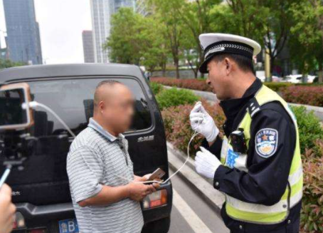 交警提醒：2022年起，酒后出现这几种行为，就算不开车也会扣12分