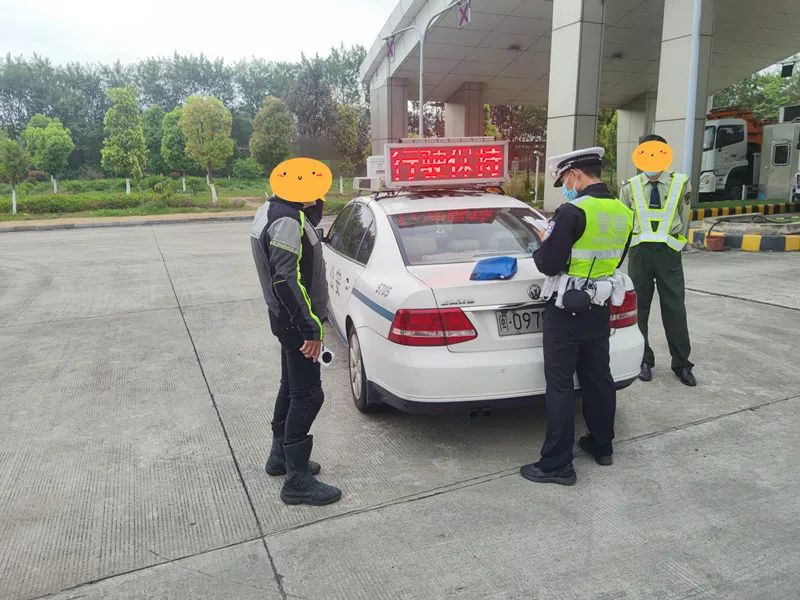 摩托车违反禁令标志上高速，危险