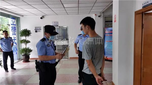 你“狂”噻！这辆摩托多次闯进内江高速公路挑衅警方，结局令人舒适