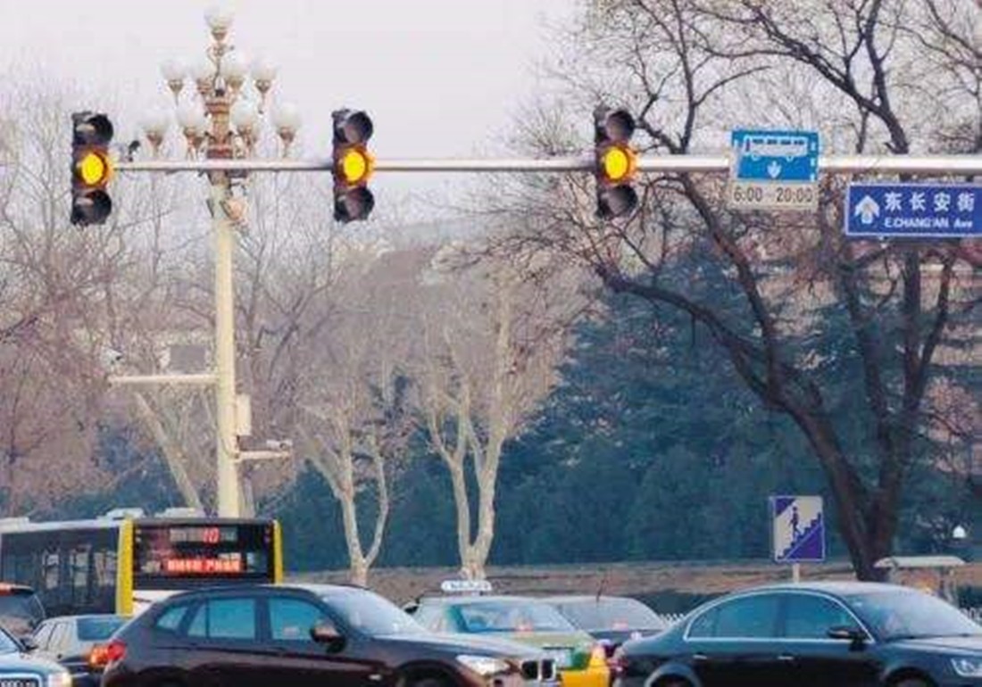 闯黄灯后突然变红灯，应该停下还是继续走？