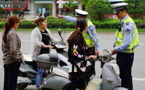 骑电动车要戴头盔吗及骑自行车不戴头盔违法