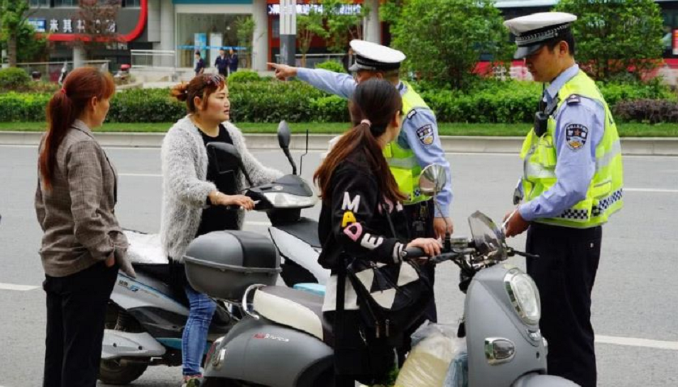 电动车除了限速、上牌，还要戴头盔、装脚蹬，灵魂一问：有必要吗