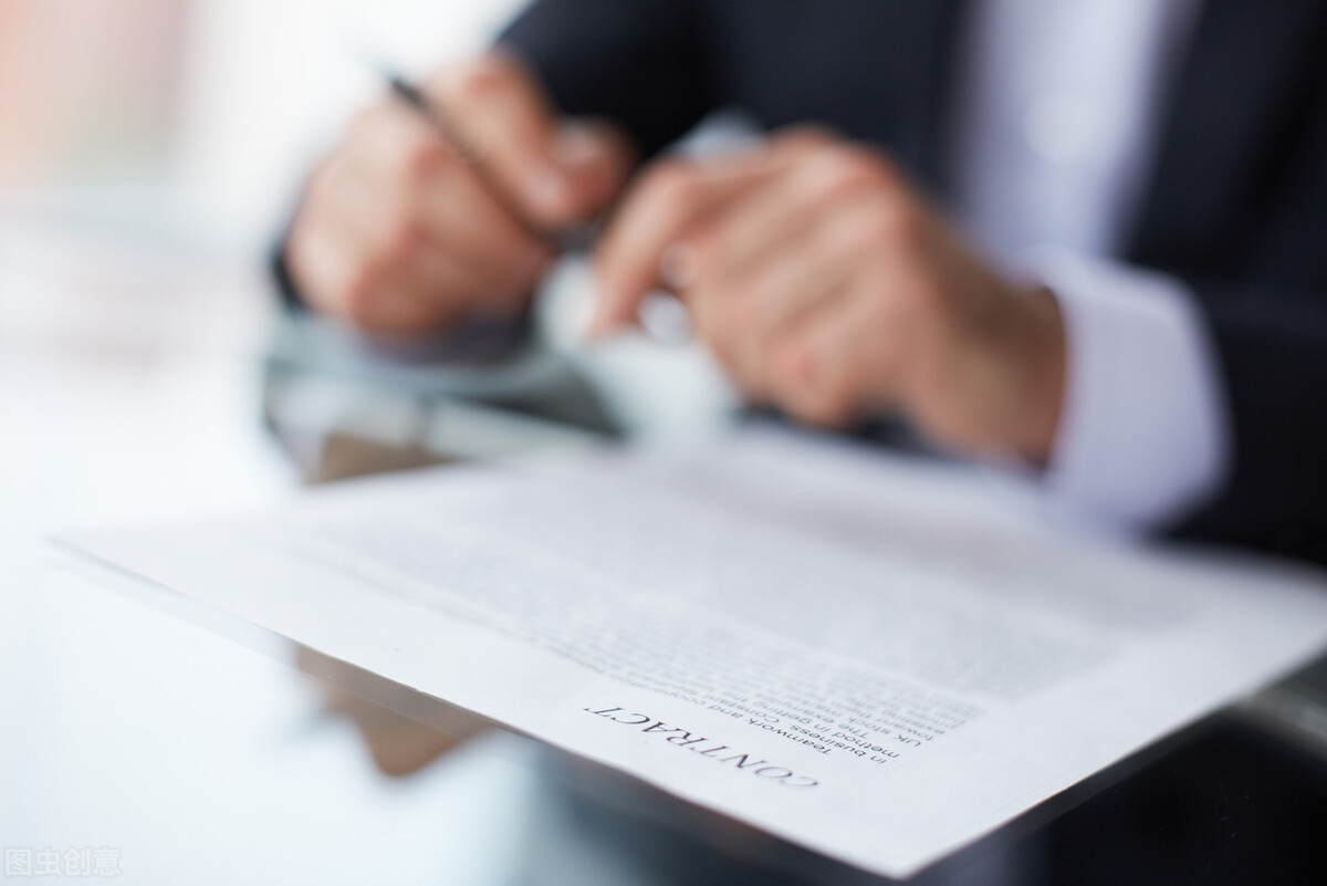 用人单位以劳动者处于试用期为由不签劳动合同，合法吗？