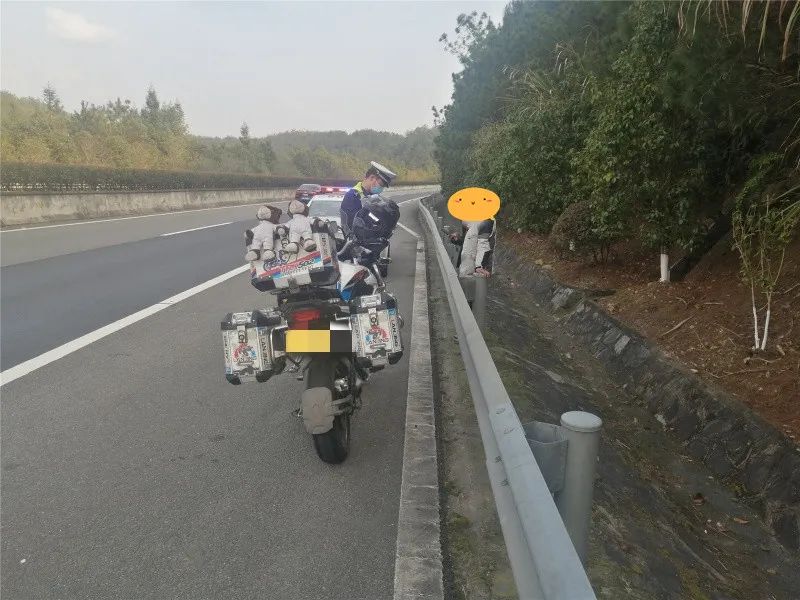 摩托车违反禁令标志上高速，危险