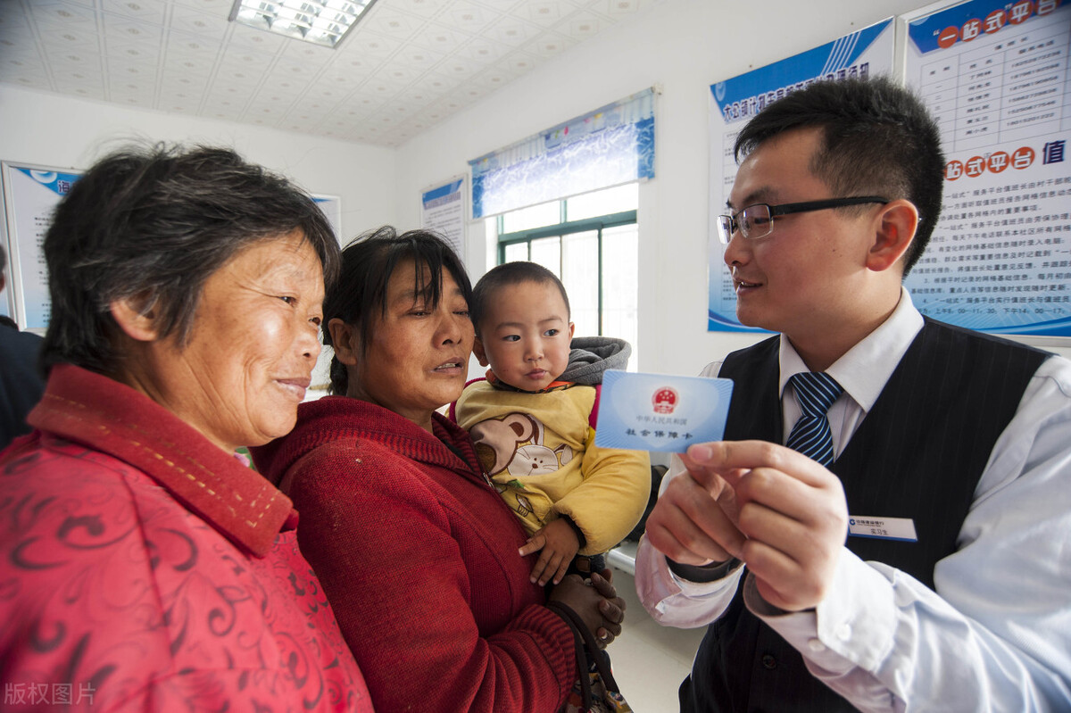 2022年，60岁老人别犹豫，一次性补缴4.5万元，养老金至少417元