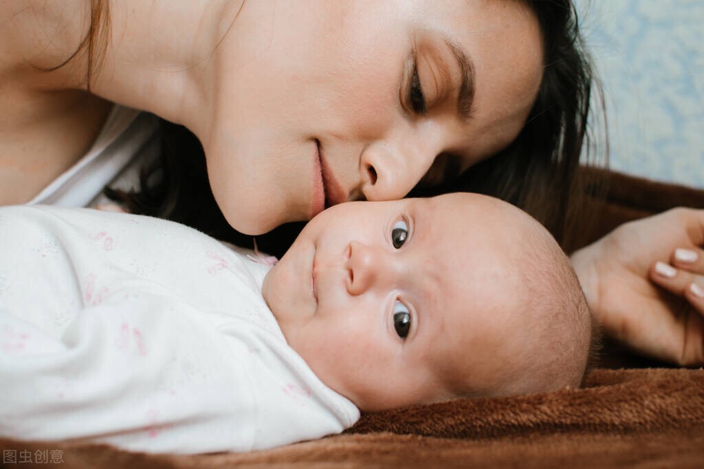 如何提高生育率？北大教授：结婚年龄降到18岁！读书生孩子两不误