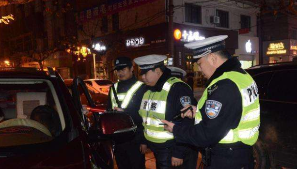 交警提醒：2022年起，酒后出现这几种行为，就算不开车也会扣12分