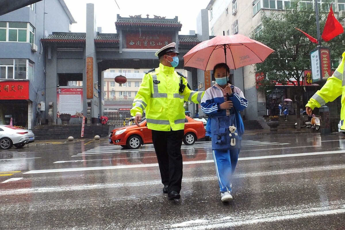 发生交通事故后，如何快速地处理交通事故？