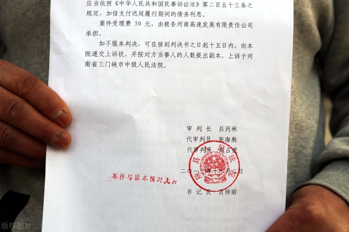 在民事纠纷中，由法院出具的调解书和判决书有哪些区别？