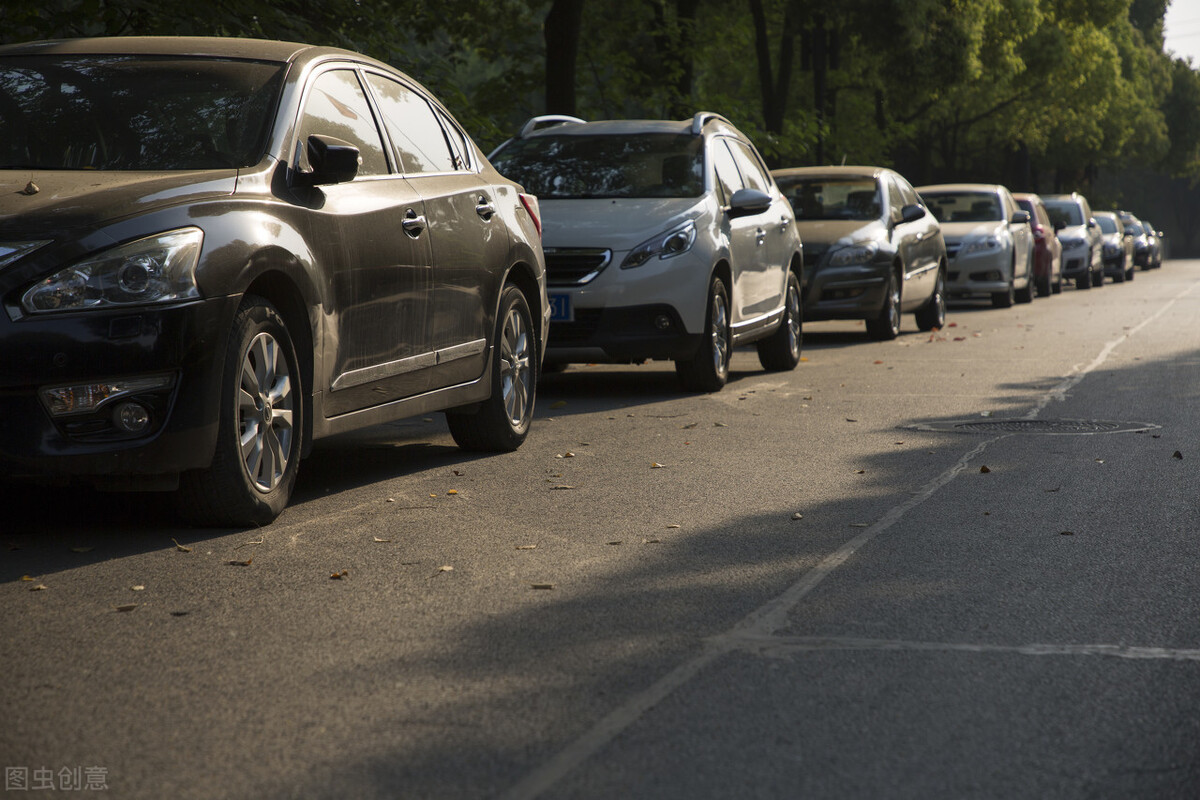小区地上车位物业私自收费，《民法典》规定：收费行为违法