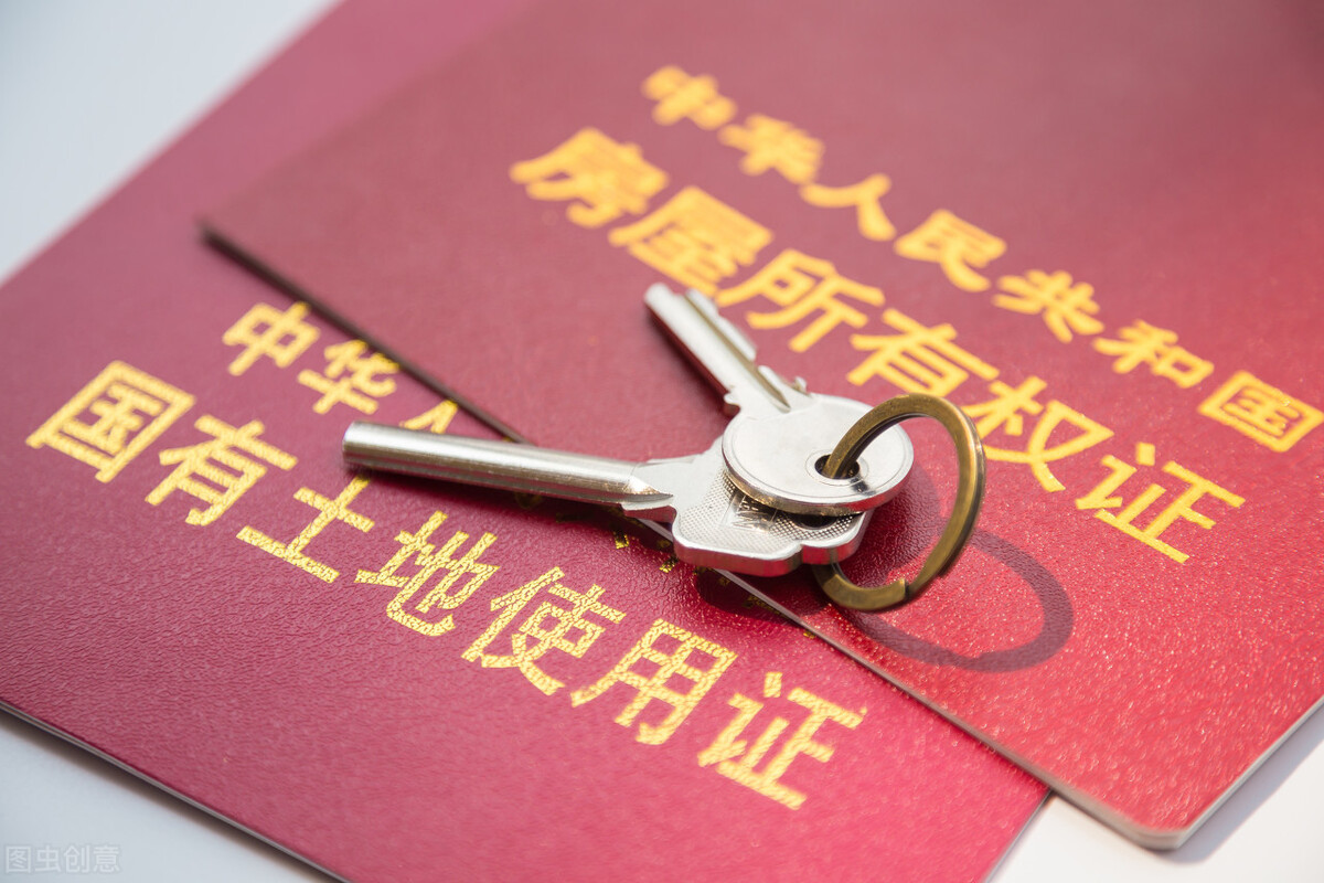 小区地上车位物业私自收费，《民法典》规定：收费行为违法