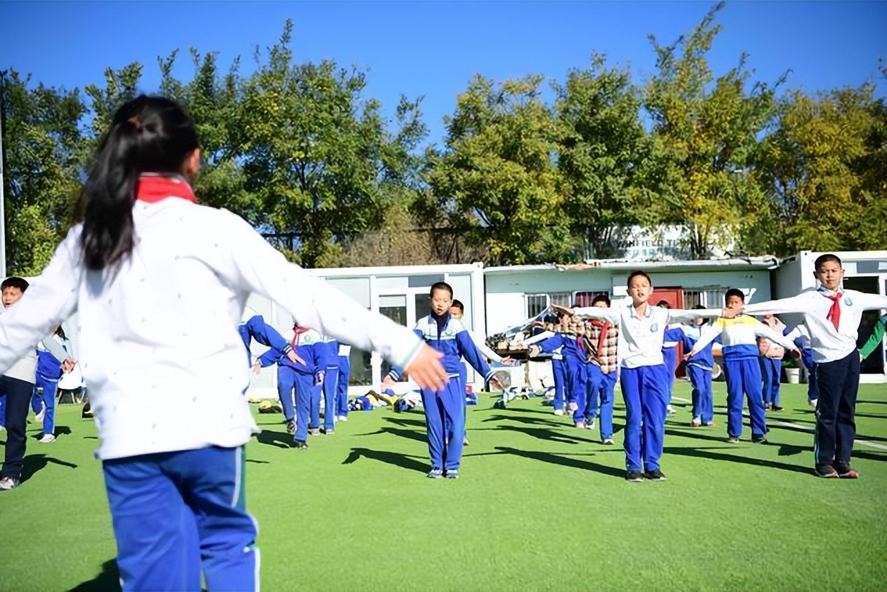 教育局回应老师让小学生深蹲数百下：已成立调查组，正调查！